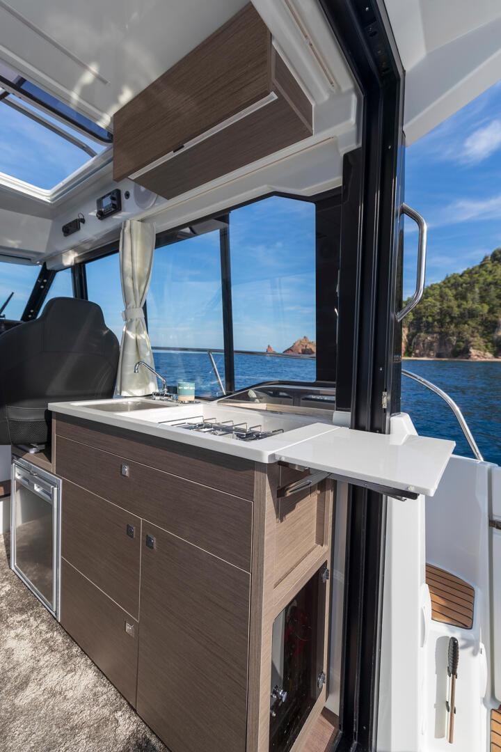 2027 Jeanneau NC 895 Sport S2 photo 6