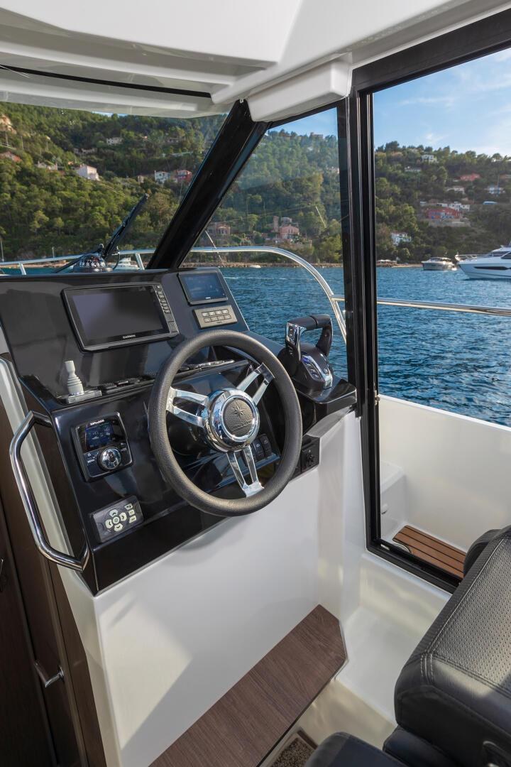 2027 Jeanneau NC 895 Sport S2 photo 2